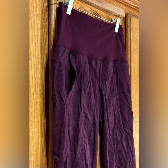 LULULEMON In Flux Crop Pants Red Grape Purple Cropped Athletic Size 4 - Picture 4 of 9